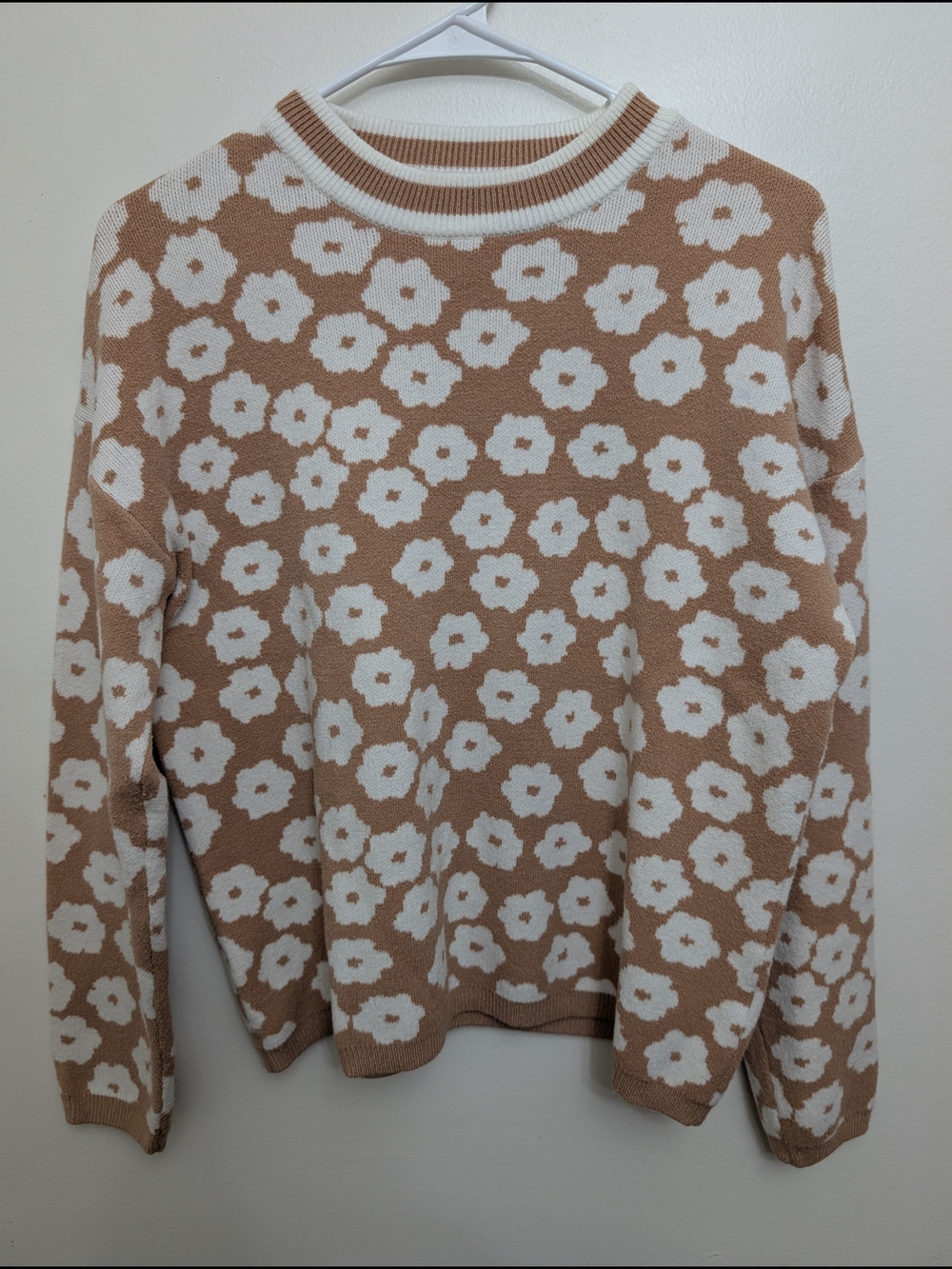 Prettygarden Floral Crewneck Sweater in Tan and White Size Medium